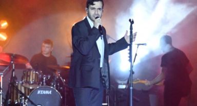 Mert Demir'den Unutulmaz Konser: Aşk Acısıyla Söyledi