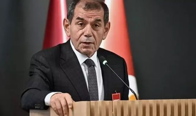 Dursun Özbek derbi biter bitmez telefona sarılmış