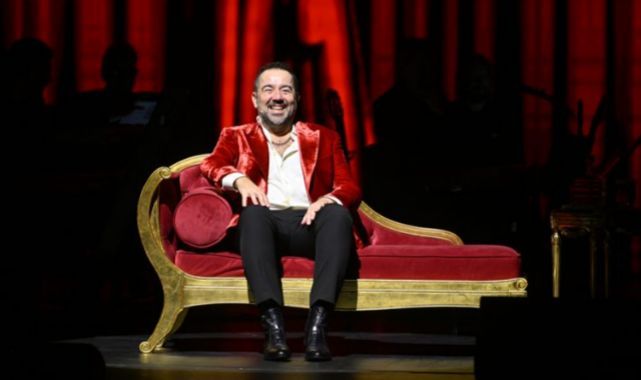 ‘En Beğenilen Sahne Sanatları Gösterisi’ ödülü Ata Demirer’e