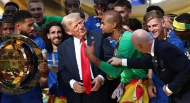 Trump, uyarılara rağmen sahneden inmedi; Futbolcular ile kupayı kaldırdı!