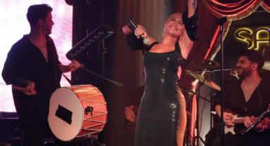 Sahne Girneden Görkemli bir açılış 