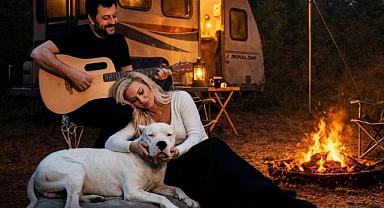 Kemençe eşliğinde düet.